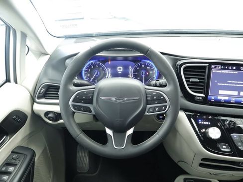Certified 2023 Chrysler Pacifica Touring-L FWD image 25
