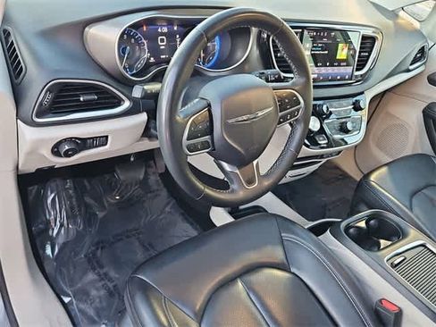 Used 2023 Chrysler Pacifica Touring-L image 10