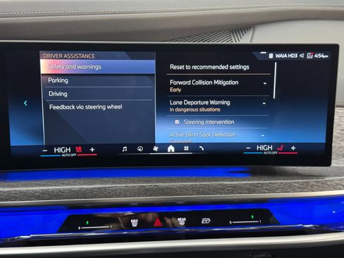 Used 2023 BMW 740i w/ Parking Assistance Package image 30