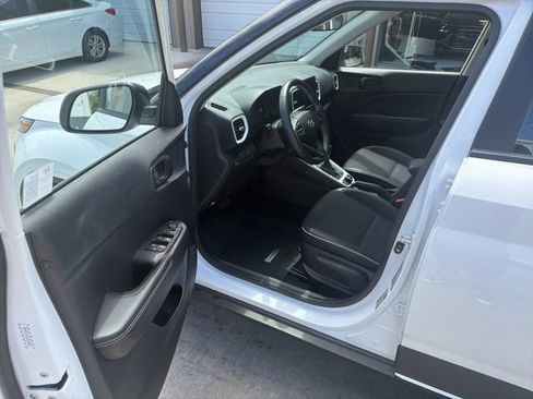 Used 2024 Hyundai Venue Limited FWD image 10
