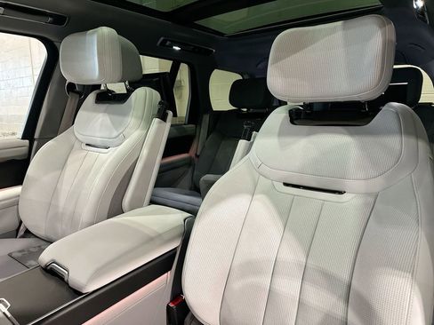 Used 2025 Land Rover Range Rover SV image 11