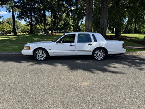 Used 1994 Lincoln Town Car Executive RWD image 2