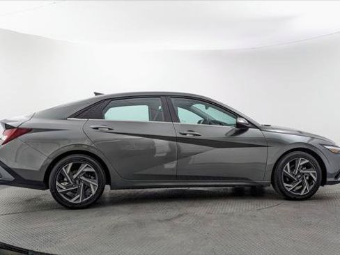 Used 2025 Hyundai Elantra Limited FWD image 9
