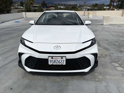 Used 2025 Toyota Camry SE image 3