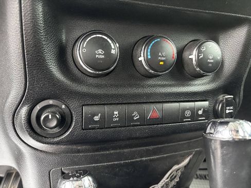 Used 2014 Jeep Wrangler Unlimited Sahara w/ Dual Top Group AWD/4WD image 19
