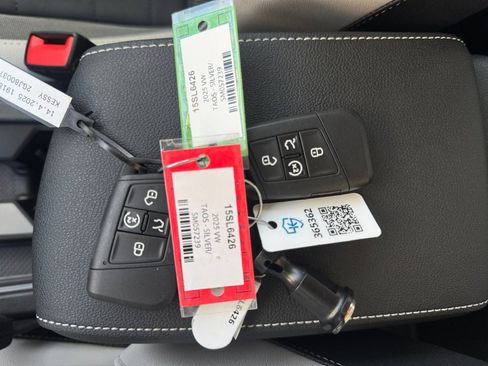 Used 2025 Volkswagen Taos SE w/ Panoramic Sunroof Package image 38