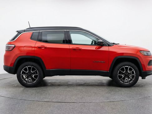 Used 2025 Jeep Compass Trailhawk AWD/4WD image 11