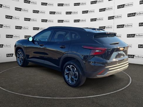 Used 2025 Chevrolet Trax LT w/ LT Convenience Package image 4