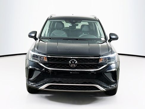 Used 2024 Volkswagen Taos SE image 2