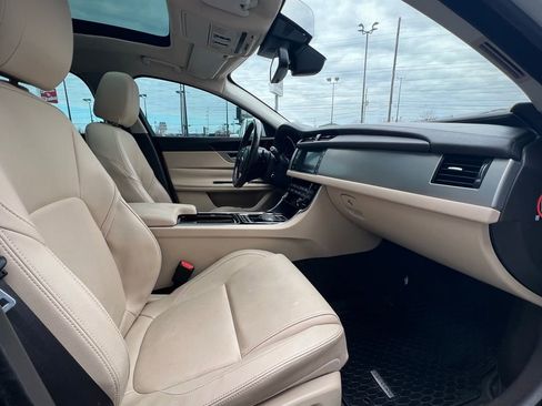 Used 2016 Jaguar XF Premium image 29