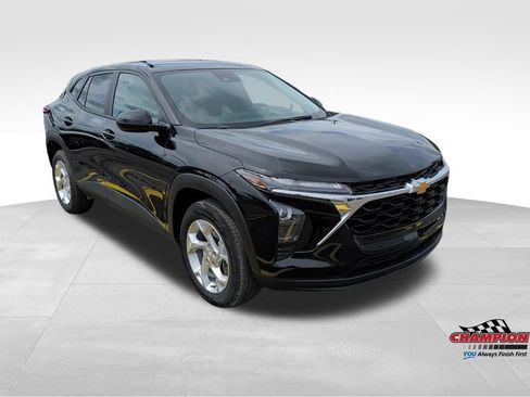 Used 2024 Chevrolet Trax LS w/ LS Convenience Package FWD image 8