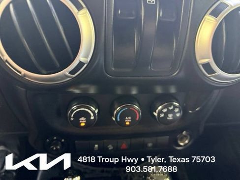Used 2017 Jeep Wrangler Rubicon w/ Power Convenience Group AWD/4WD image 18