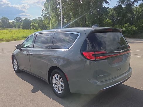 Used 2023 Chrysler Pacifica Touring-L FWD image 3