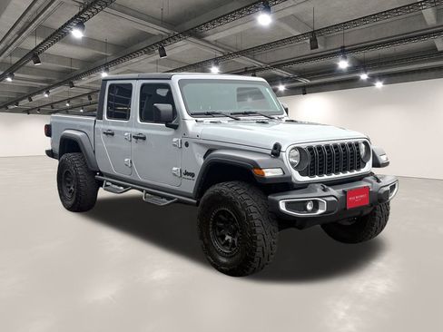 Used 2024 Jeep Gladiator Sport image 2