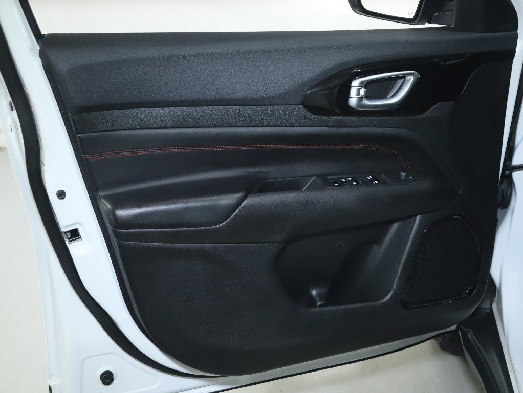 Used 2025 Jeep Compass Trailhawk AWD/4WD image 15