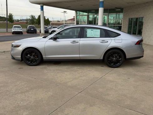 Used 2025 Honda Accord SE image 2