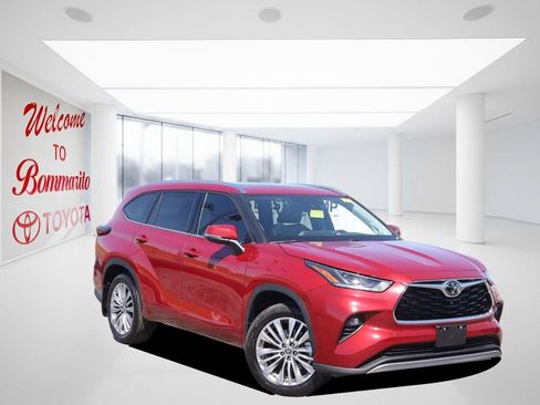 Certified 2025 Toyota Highlander Platinum AWD/4WD image 2