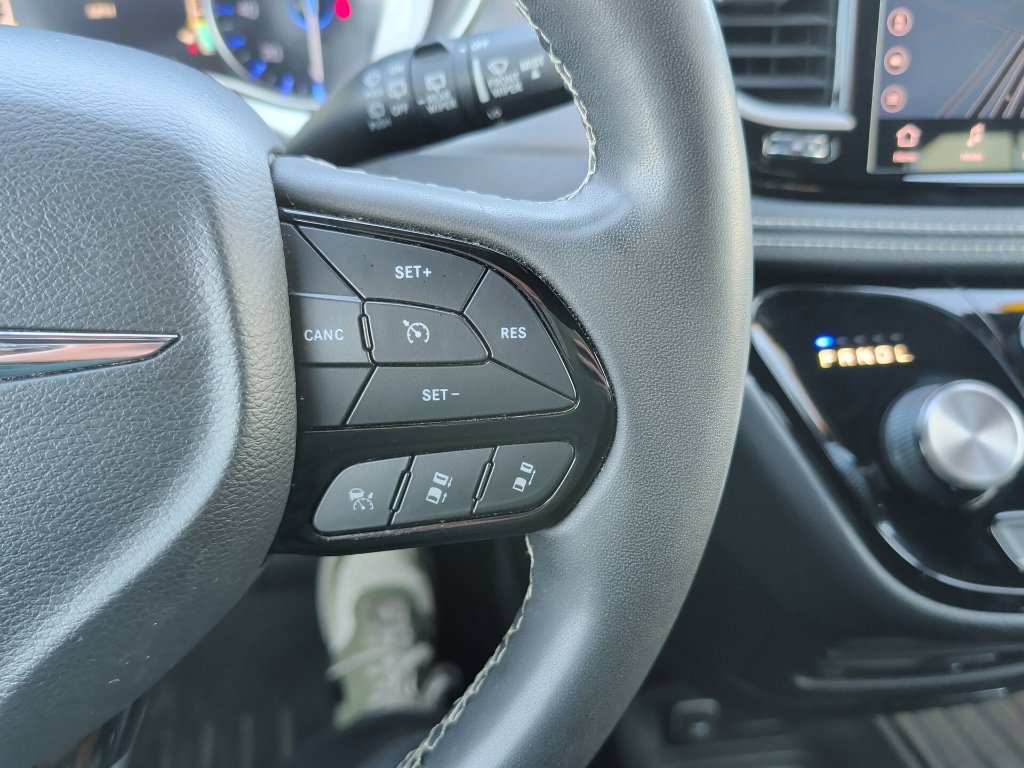 Used 2022 Chrysler Pacifica Touring-L w/ Uconnect Theater Family Group AWD/4WD image 23