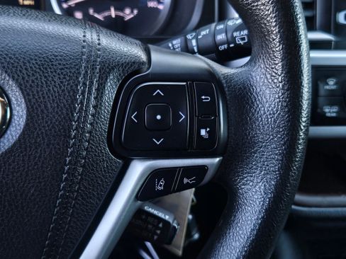 Used 2017 Toyota Highlander LE w/ Carpet Mat Package image 19