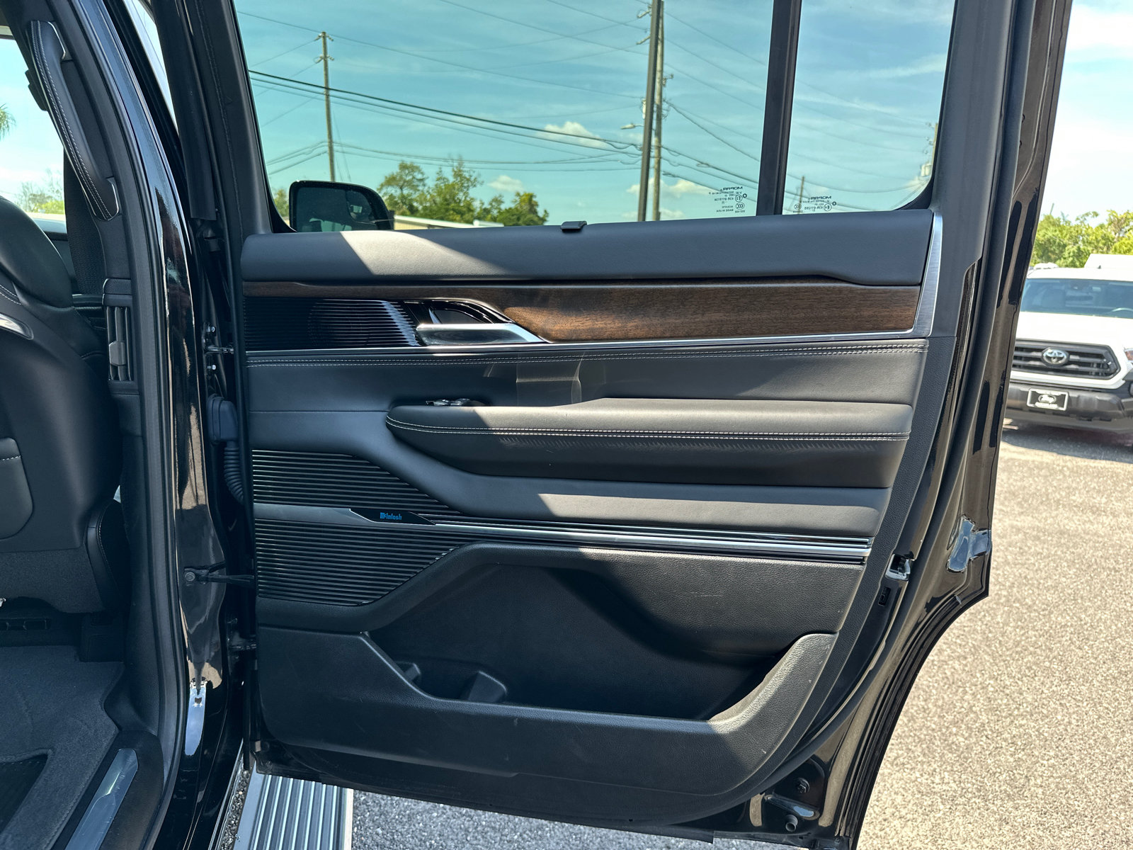 Used 2022 Jeep Grand Wagoneer Series I w/ Flexible Seating Group AWD/4WD image 20