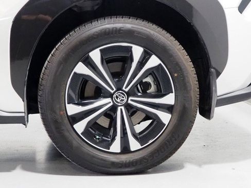 Used 2025 Toyota bZ4X XLE w/ Weather Package image 33