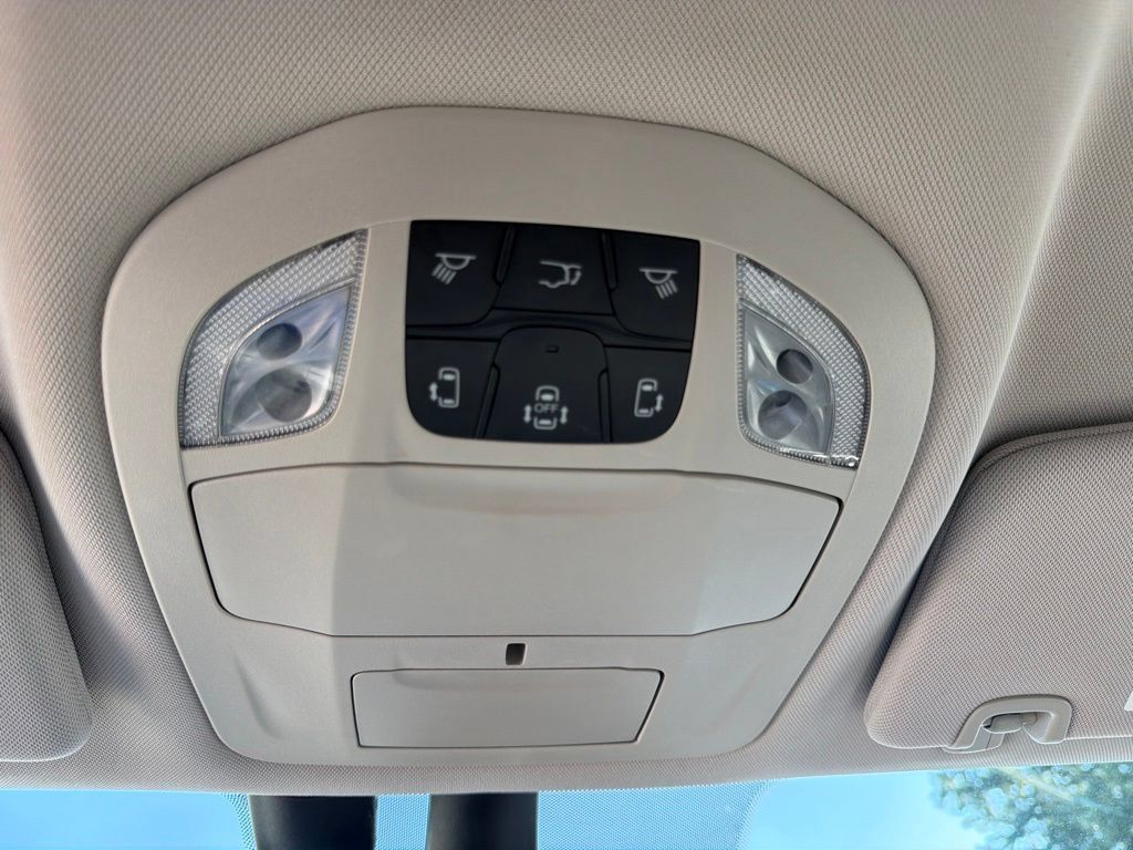 Used 2021 Chrysler Pacifica Touring-L FWD image 33