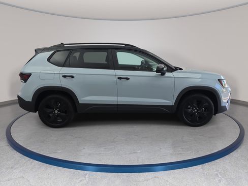 New 2026 Volkswagen Taos SE FWD image 4