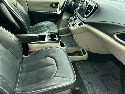 Used 2020 Chrysler Pacifica Limited w/ Advanced Safetytec Group FWD image 16