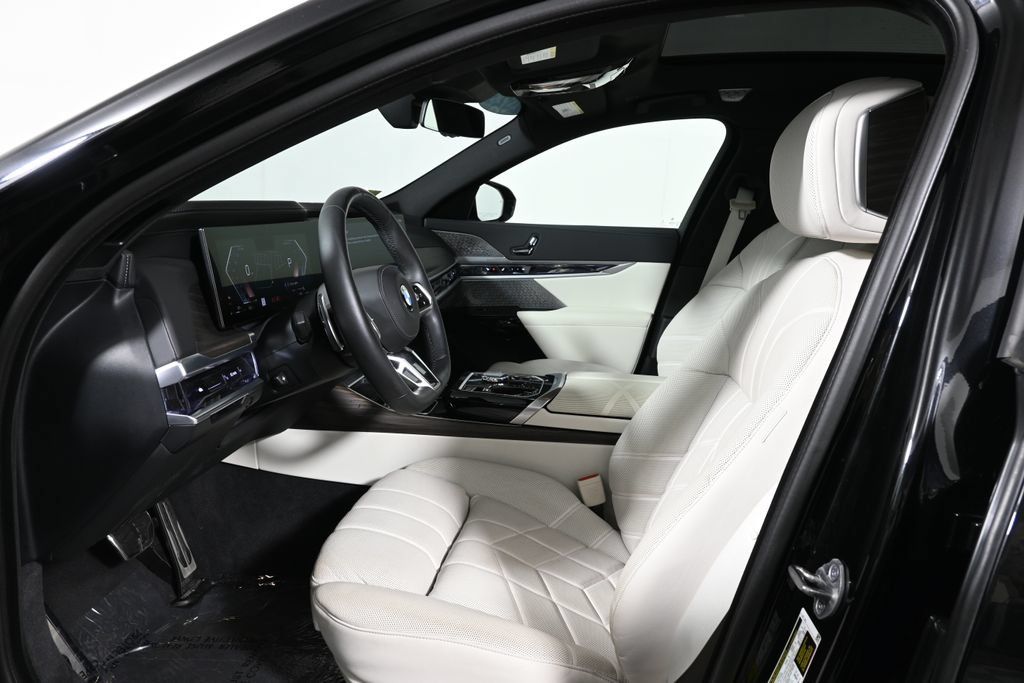 Certified 2023 BMW 760i xDrive w/ Executive Package AWD/4WD image 3