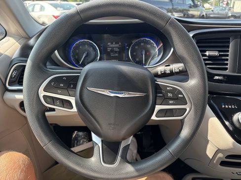 Used 2017 Chrysler Pacifica Touring image 16