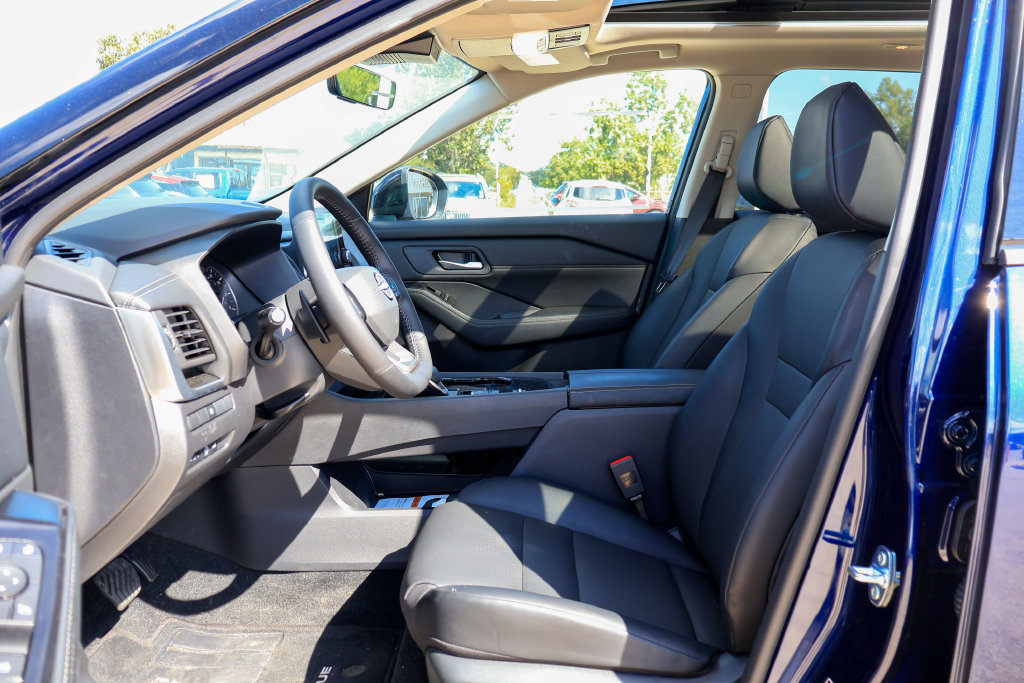 Certified 2026 Nissan Rogue Dark Armor FWD image 7