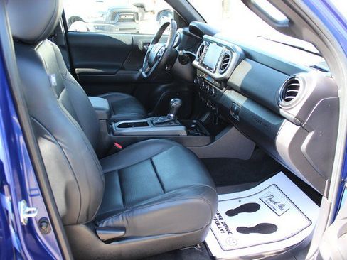 Used 2022 Toyota Tacoma TRD Off-Road w/ TRD Premium Off Road Package AWD/4WD image 16