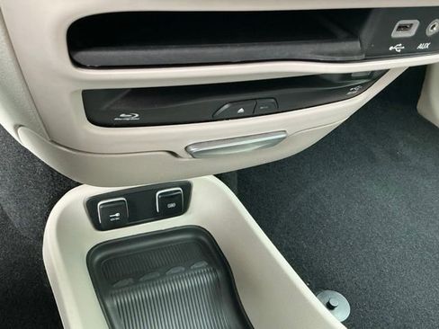 Used 2018 Chrysler Pacifica Limited w/ Tire & Wheel Group image 23