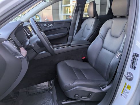 Used 2023 Volvo XC60 B5 Plus image 27