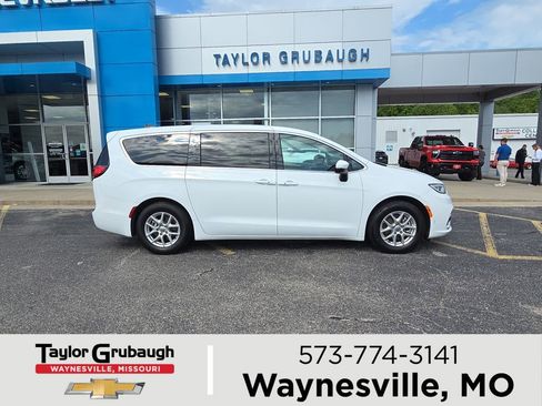 Used 2023 Chrysler Pacifica Touring-L FWD image 1