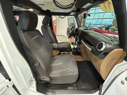 Used 2017 Jeep Wrangler Unlimited Rubicon w/ Connectivity Group AWD/4WD image 36