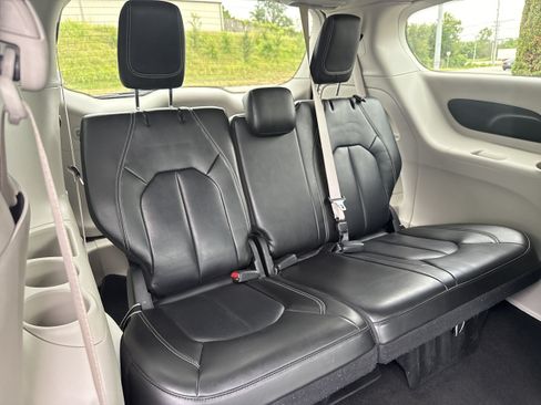Used 2023 Chrysler Pacifica Touring-L FWD image 14