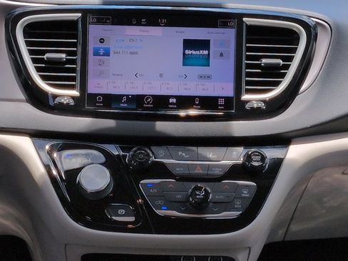 Used 2021 Chrysler Pacifica Touring-L FWD image 19