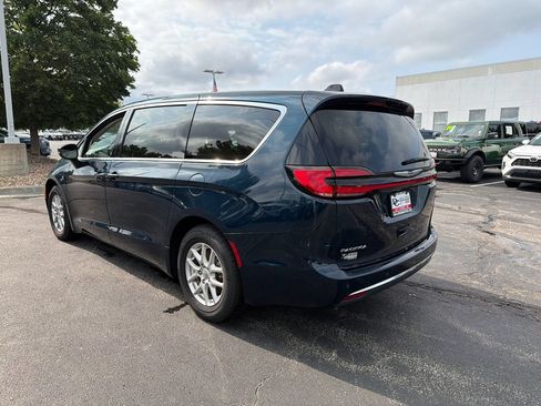 Used 2023 Chrysler Pacifica Touring-L FWD image 7