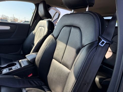 Used 2022 Volvo XC40 T5 Momentum image 16