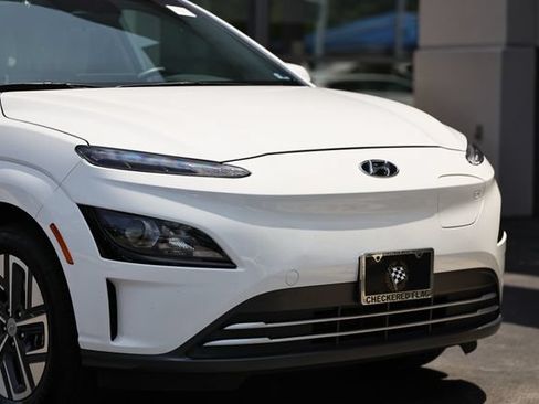 Used 2023 Hyundai Kona SE FWD image 2