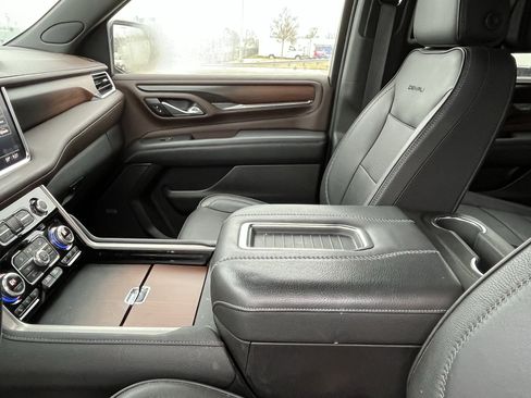 Used 2021 GMC Yukon Denali w/ Denali Premium Package image 23