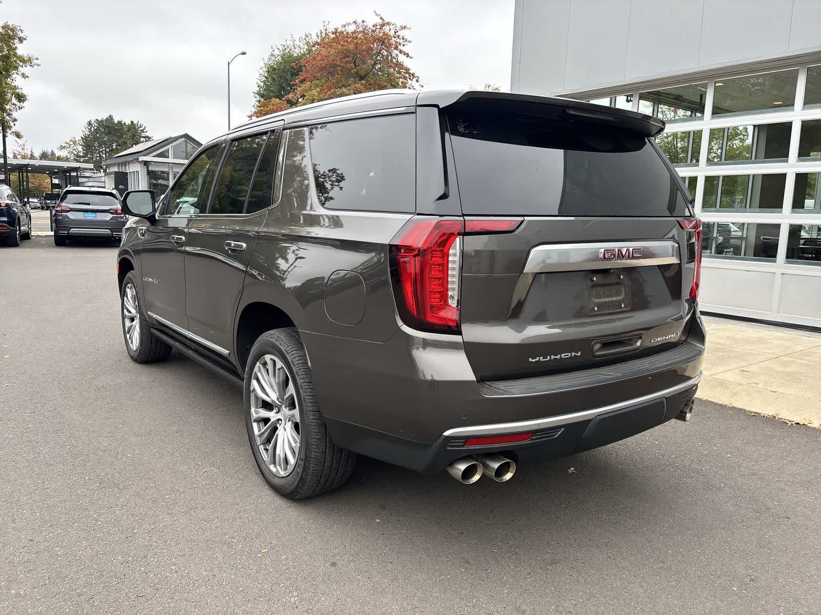 Used 2021 GMC Yukon Denali w/ Denali Premium Package AWD/4WD image 3
