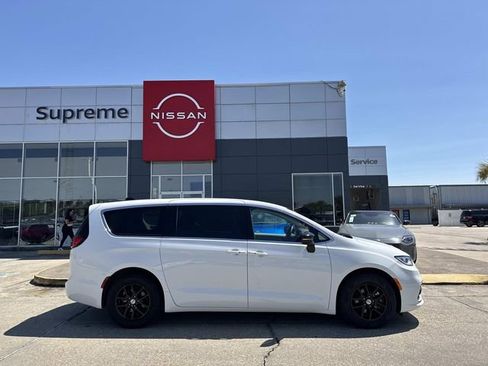 Used 2024 Chrysler Pacifica Touring-L image 7