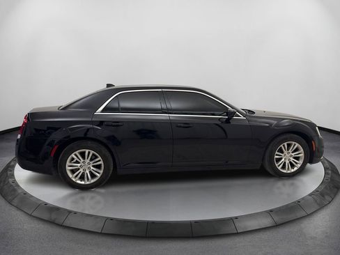 Used 2018 Chrysler 300 Touring w/ Driver Convenience Group RWD image 4