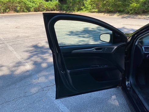 Used 2020 Ford Fusion SE FWD image 12