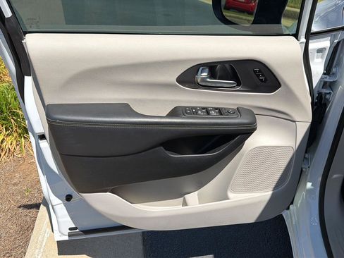 Used 2024 Chrysler Pacifica Touring-L FWD image 17