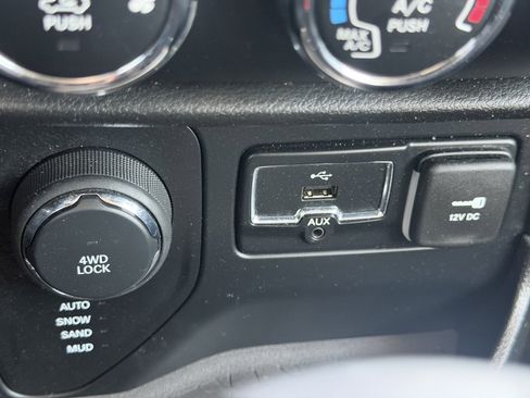 Used 2016 Jeep Renegade 75th Anniversary image 12