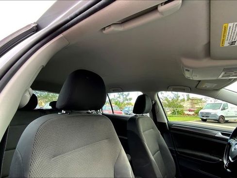 Used 2019 Volkswagen Golf SE FWD image 20
