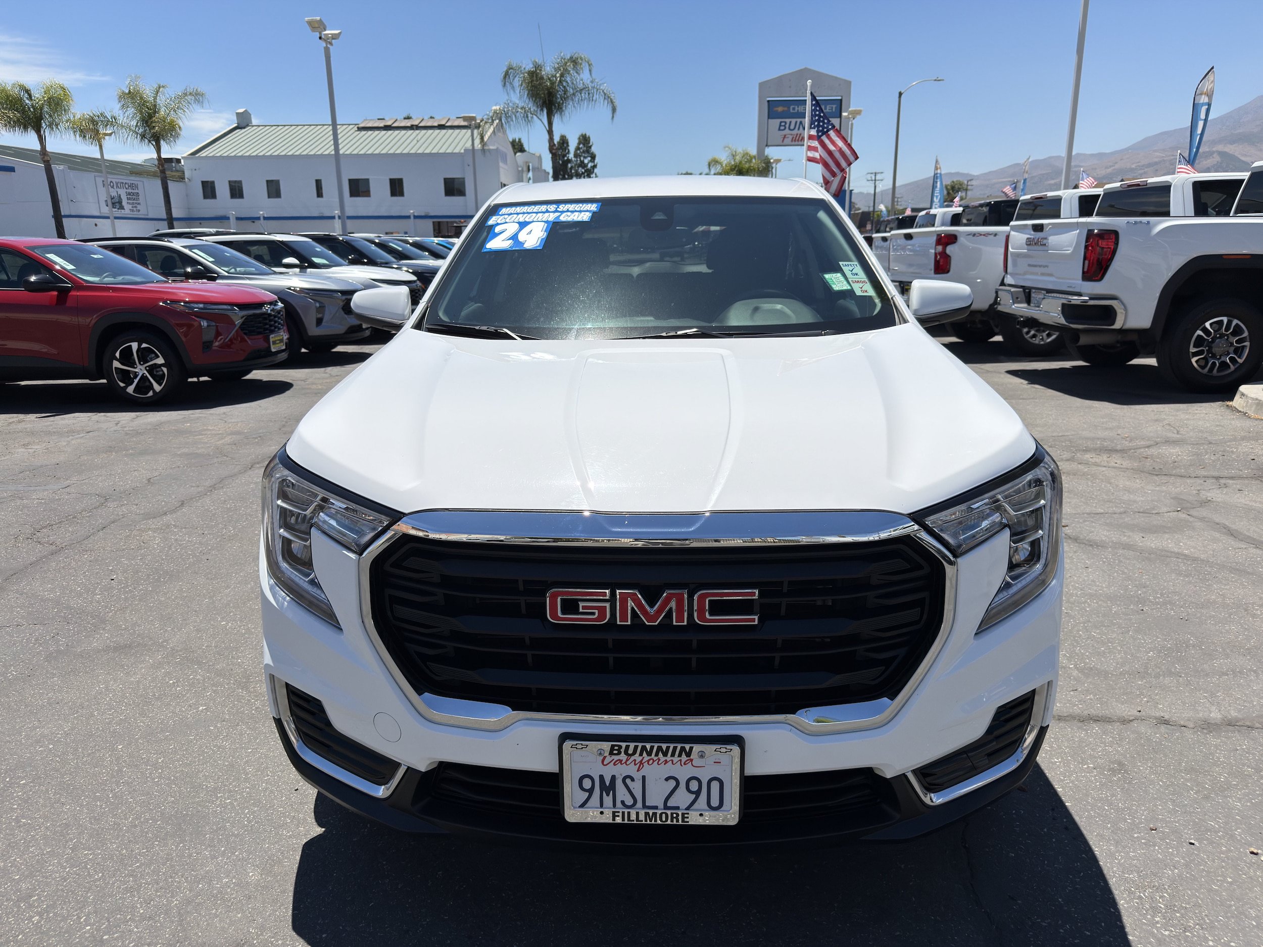 Used 2024 GMC Terrain SLE FWD image 3